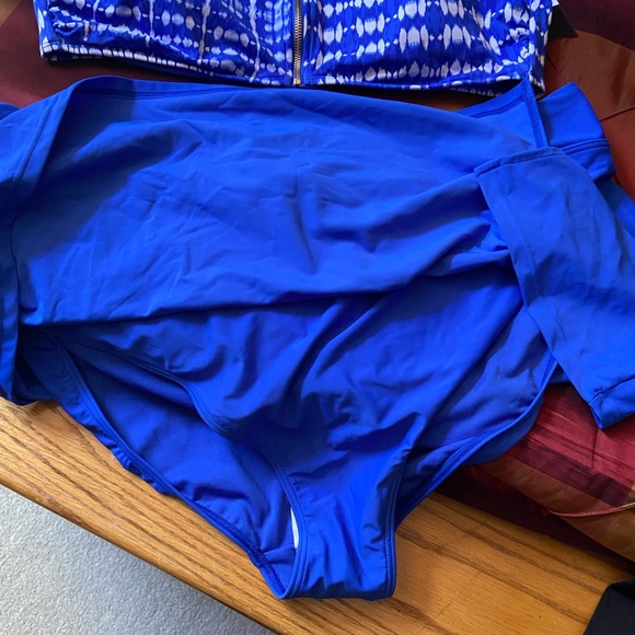 Plus size woman’s 3X 2 piece swimsuit with Attatched skirt - Picture 2 of 6